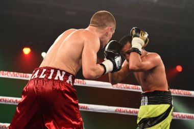 Kimliği belirsiz bir boksörler sıralaması için kavga sırasında halka