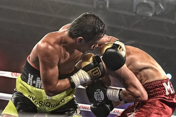 Een niet-geïdentificeerde boksers in de ring tijdens gevecht voor ranking punten — Stockfoto