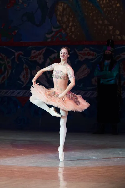 Bailarina de ballet bailarina bailando durante el ballet Corsar — Foto de Stock