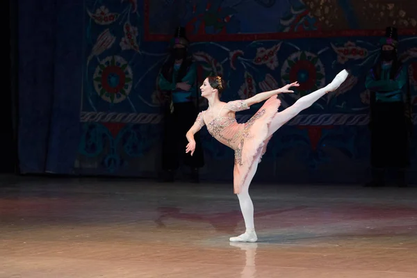 Balerína tanečnice balet tanec během baletní Corsar — Stock fotografie
