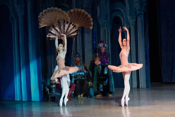 Bailarina de ballet bailarina bailando durante el ballet Corsar — Foto de Stock