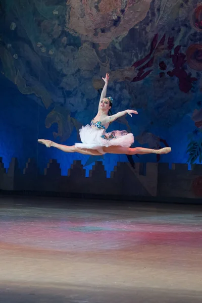 Baletní tanečnice Kateřina Kukhar tančí při baletu Corsar — Stock fotografie