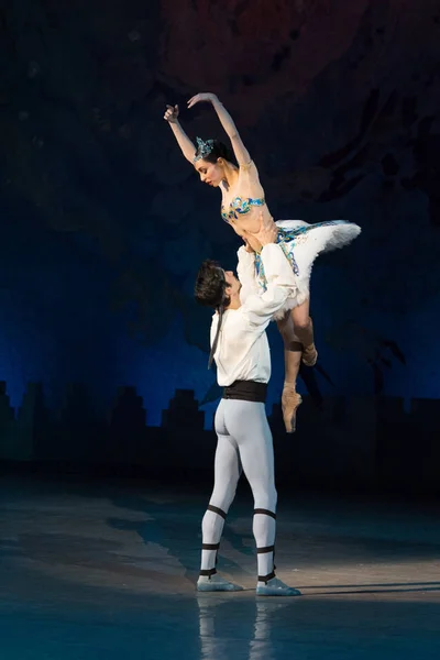 Балету Олександр Стоянов і Катерина кухар танці під час балет Corsar — стокове фото