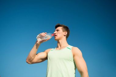 Adam içme suyu şişe güneşli