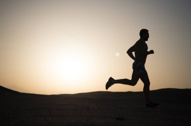 adam siluet günbatımı gökyüzüne çalıştıran