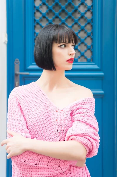 Belleza y moda, mujer parisina con labios rojos — Foto de Stock