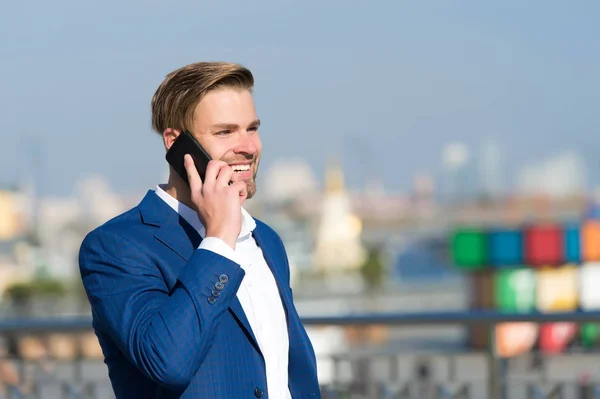 Hombre en traje formal con teléfono móvil. — Foto de Stock