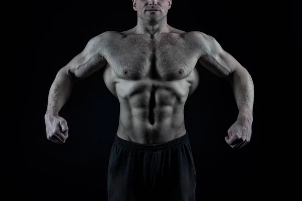 Atleta mostrando torso apto, abdominais, seis maços, barriga, peito, braços — Fotografia de Stock