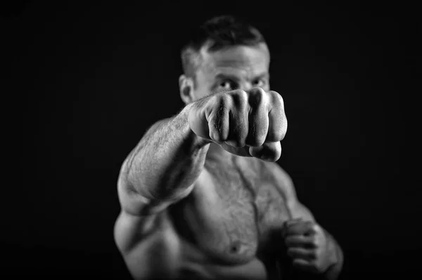 Entrenador deportista luchando aislado sobre fondo negro . —  Fotos de Stock