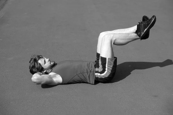 トレーニング演習を行う筋肉の体を持つ男の腹部 — ストック写真