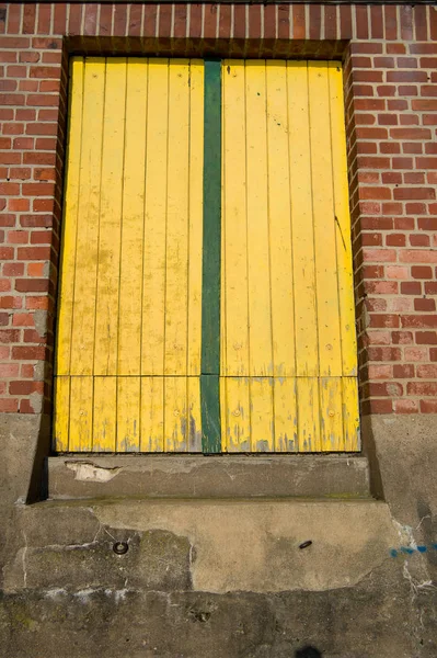 Portail, fenêtre ou porte fermée avec planches de bois jaune — Photo