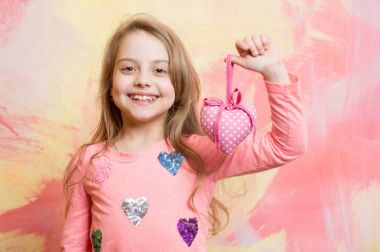 Dekoratif aşk kalp ile çocuk.