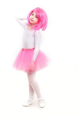 Güzellik ve moda. Beyaz arka plan üzerinde izole peruk çocuk. Çocukluk ve mutluluk. Küçük kız t pembe etek. bale ve sanat.