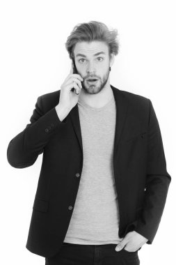 hareket eden telefon aygıt kullanarak resmi ceket ile genç sakallı adam