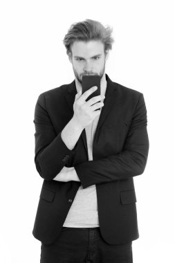 hareket eden telefon aygıt kullanarak resmi ceket ile genç sakallı adam