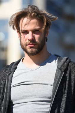 Sakallı ve sarı saçlı bir adam.