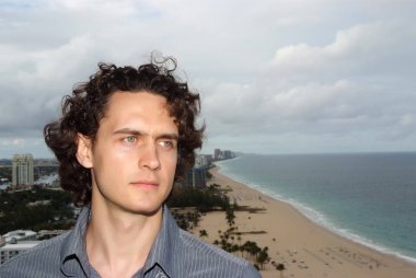 Fort Lauderdale, ABD deniz manzarası arka plan üzerinde adam.