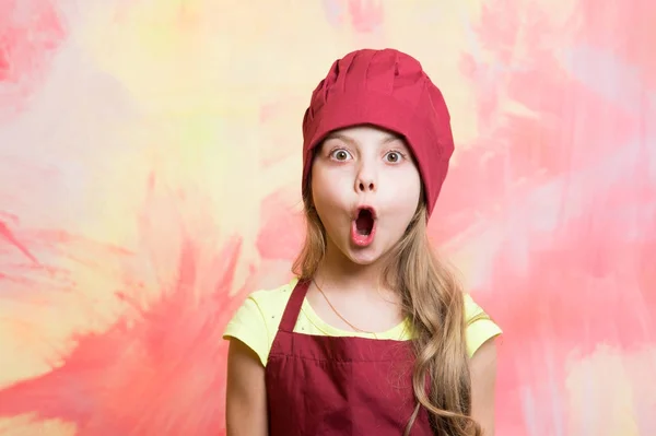 Menina cozinheiro com boca aberta e rosto surpreso — Fotografia de Stock