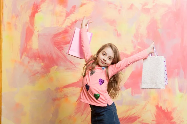 Menina criança com presente pack no fundo colorido . — Fotografia de Stock