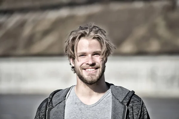 Chico con la cara barbuda y pelo rubio corte de pelo feliz sonriente —  Fotos de Stock