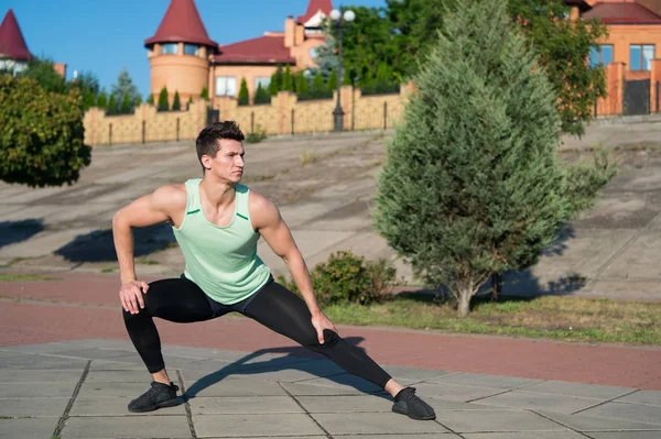 Homme étirement et échauffement des muscles avant l'entraînement — Photo