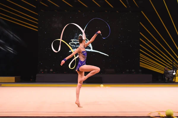 Turnerinnen treten bei Wettkampf der rhythmischen Sportgymnastik auf — Stockfoto