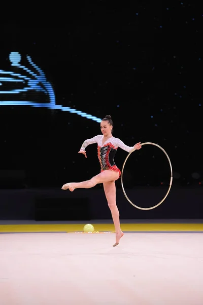 Gymnast girl perform at rhythmic gymnastics competition — Stock Photo, Image