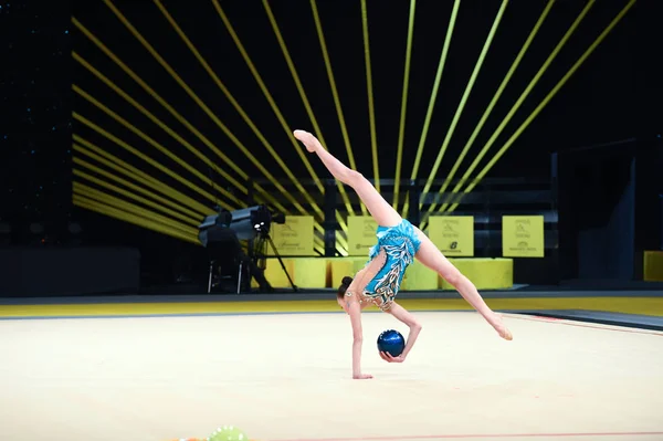 Tornász lány előad-verseny ritmikus gimnasztika — Stock Fotó