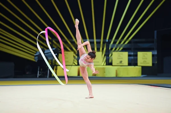 Tornász lány előad-verseny ritmikus gimnasztika — Stock Fotó