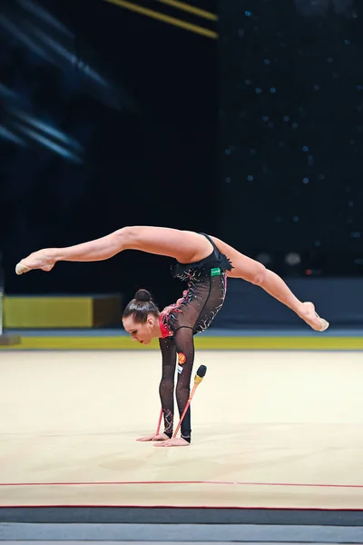 Chica gimnasta realizar en la competencia de gimnasia rítmica —  Fotos de Stock