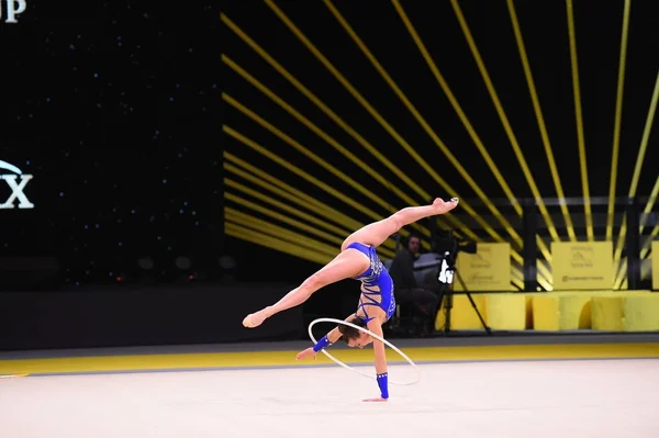 Turnerinnen treten bei Wettkampf der rhythmischen Sportgymnastik auf — Stockfoto