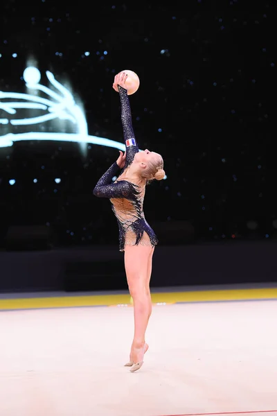 Turner meisje uit te voeren op ritmische gymnastiek competitie — Stockfoto