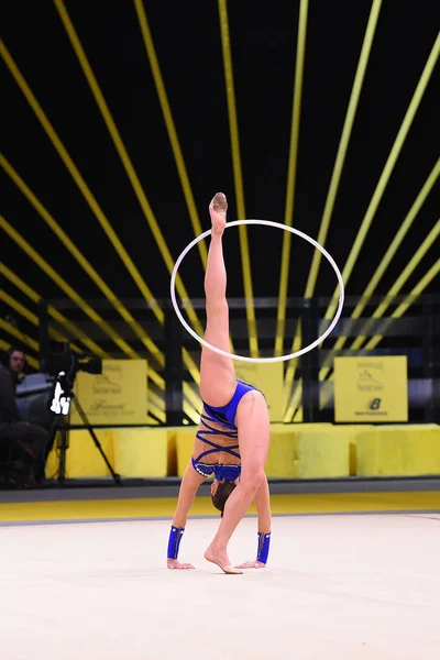 Κορίτσι αθλήτρια εκτελεί ρυθμικής γυμναστικής διαγωνισμό — Φωτογραφία Αρχείου