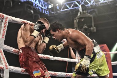 Kimliği belirsiz bir boksörler sıralaması için kavga sırasında halka