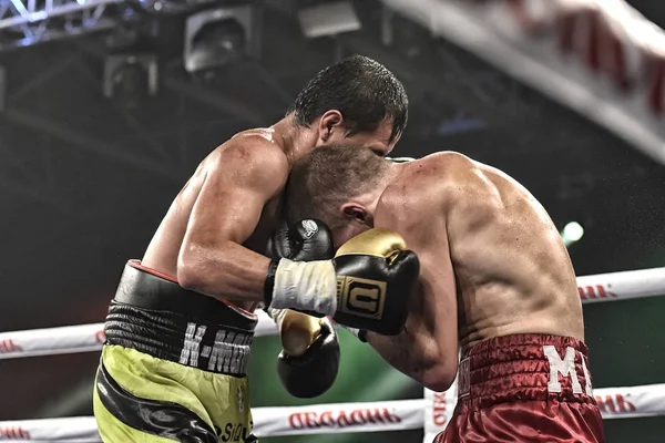 Een niet-geïdentificeerde boksers in de ring tijdens gevecht voor ranking punten — Stockfoto