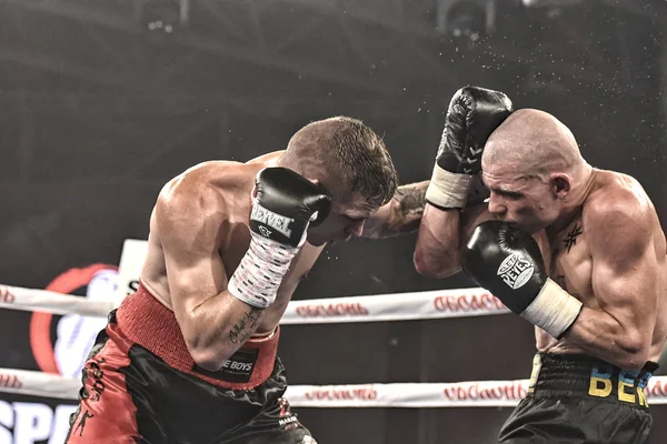 Boxeadores Ismael Garcia y Denys Berinchyk en el ring — Foto de Stock