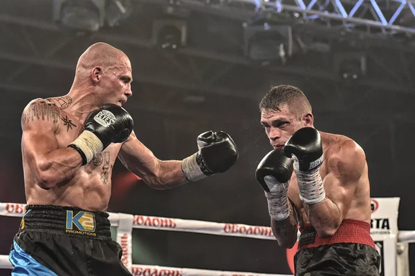 Boksörler Ismael Garcia ve Denys Berinchyk içinde belgili tanımlık çalmak — Stok fotoğraf