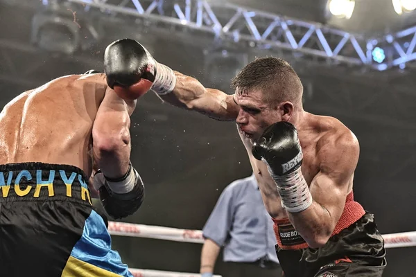 Boxeadores Ismael Garcia y Denys Berinchyk en el ring —  Fotos de Stock