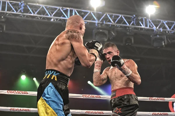 Boxeadores Ismael Garcia y Denys Berinchyk en el ring —  Fotos de Stock