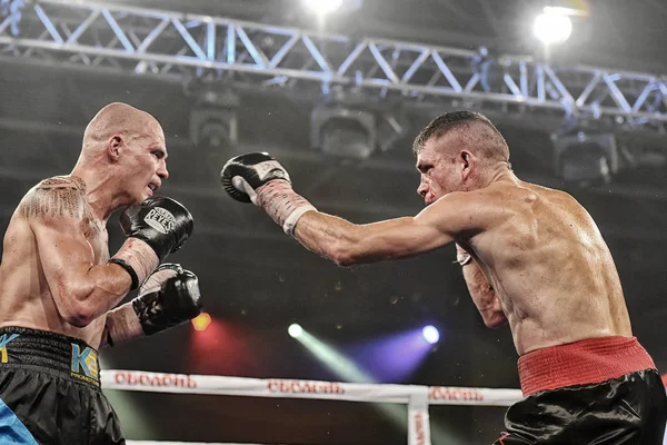 Boksers Ismael Garcia en Denys Berinchyk in de ring — Stockfoto