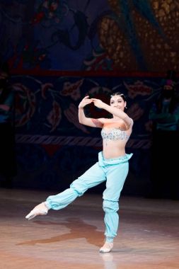 Bale dansçısı balerin bale sırasında Corsar