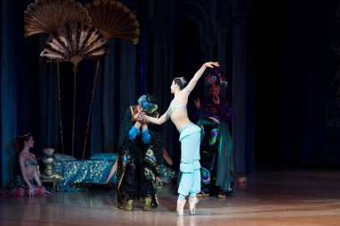 Bale dansçısı balerin bale sırasında Corsar