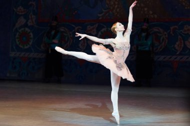 Bale dansçısı balerin bale sırasında Corsar