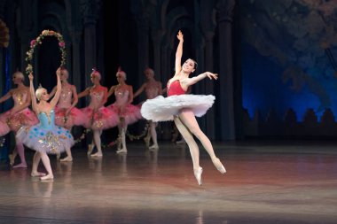 Bale dansçısı balerin bale sırasında Corsar