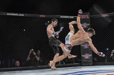 Şu yüzüğe MMA fighters mücadele