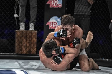 Şu yüzüğe MMA fighters mücadele