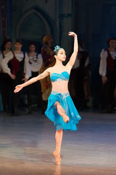 Bailarina de ballet Katerina Kukhar bailando durante el ballet Corsar — Foto de Stock