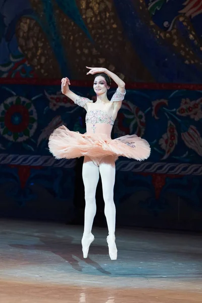 Ballet danser ballerina dansen tijdens ballet Corsar — Stockfoto