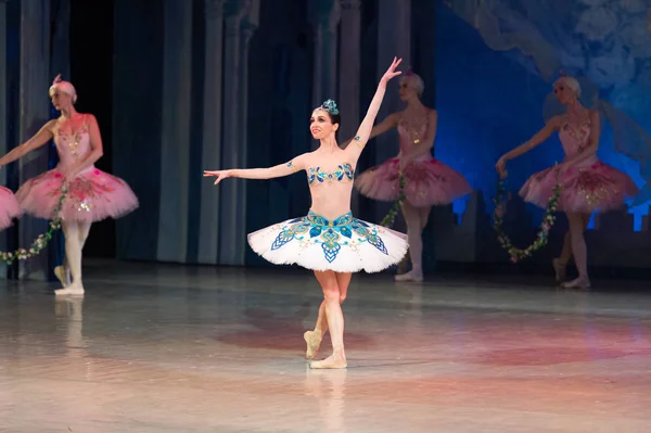 Bailarina de ballet Katerina Kukhar bailando durante el ballet Corsar — Foto de Stock