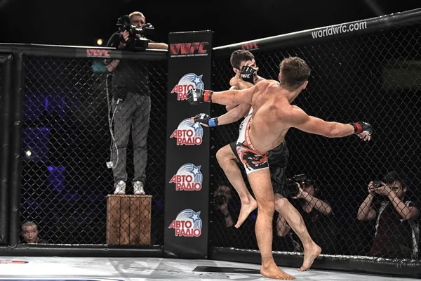 Mma combattenti combattere sul ring — Foto Stock